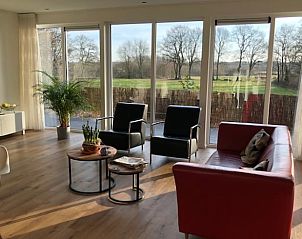 Binnenruimte van Vakantiehuisje in Schipborg, Noord Drenthe, met uitzicht op groene velden.