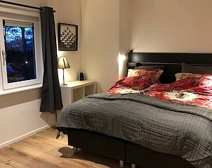 Sfeervolle slaapkamer van Vakantiehuisje in Schipborg, Noord Drenthe, met comfortabel bed.