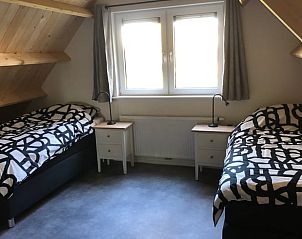 Ruime slaapkamer van Vakantiehuisje in Schipborg, Noord Drenthe, met twee eenpersoonsbedden.