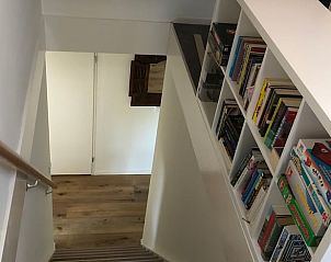 Trap met boekenkast in Vakantiehuisje in Schipborg, Noord Drenthe, met diverse spelletjes.