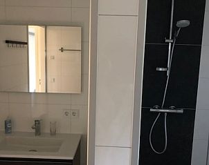Douche en wastafel in Vakantiehuisje in Schipborg, Noord Drenthe, met minimalistisch design.