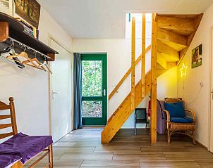 Ingang en trap in DG576 vakantiehuis in Schipborg, Drenthe.