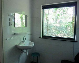 Woonkamer met veel licht in DG576 vakantiehuis in Schipborg, Drenthe.