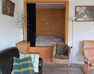 Gezellige woonkamer van DG577 vakantiehuis in Schipborg, Drenthe met comfortabele zithoek en veel lichtinval.