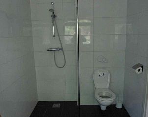 Moderne badkamer in DG577 vakantiehuis, Schipborg, Drenthe met douche en toilet voor optimaal comfort.