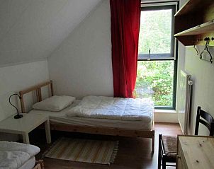 Ruime slaapkamer in DG577 vakantiehuis, Schipborg, Drenthe met veel natuurlijk licht en uitzicht.