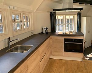 Moderne keuken in Gasteren Stee en Stoede vakantiehuis in Gasteren, Noord Drenthe met veel lichtinval.