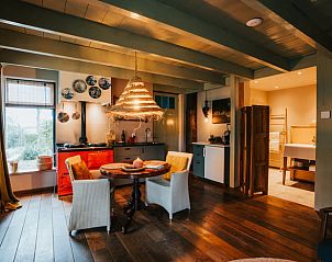 Gezellige binnenruimte in Vakantiehuisje in Nieuwediep, Noord Drenthe, Drenthe met rustieke inrichting en eethoek.