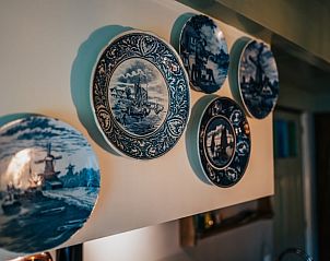 Decoratieve borden aan de muur in Vakantiehuisje in Nieuwediep, Noord Drenthe, Drenthe voor een authentieke sfeer.