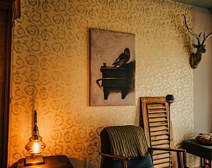 Knusse hoek in Vakantiehuisje in Nieuwediep, Noord Drenthe, Drenthe met vintage decoraties en warme verlichting.