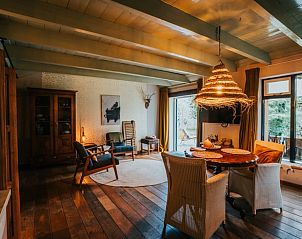 Ruime woonkamer in Vakantiehuisje in Nieuwediep, Noord Drenthe, Drenthe met houten vloer en veel lichtinval.