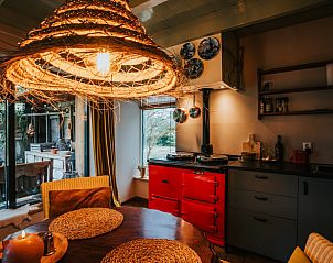 Eethoek in Vakantiehuisje in Nieuwediep, Noord Drenthe, Drenthe met rustieke tafel en sfeervolle verlichting.