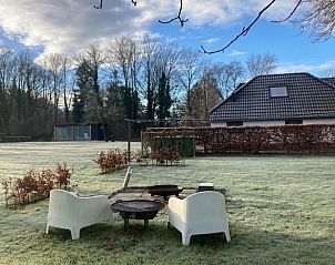Zitgedeelte in de tuin van Huisje in Assen, vakantiehuis in Noord Drenthe met ontspannend uitzicht.