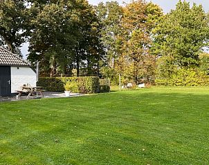 Buitenleven bij Huisje in Assen, vakantiehuis in Noord Drenthe met vuurplaats en herfstbladeren.