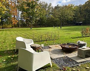 Herfstlandschap bij Huisje in Assen, vakantiehuis in Drenthe met kleurrijke bomen en rust.