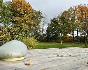 Moderne glazen ruimte in de tuin van Huisje in Assen, vakantiehuis in Noord Drenthe voor kunst en ontspanning.