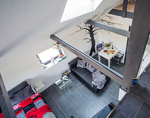 Gezellige woonkamer in Huisje in Assen, vakantiehuis in Noord Drenthe met zithoek en eethoek.