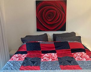 Stijlvolle slaapkamer in Huisje in Assen, vakantiehuis in Noord Drenthe met kunstzinnige decoratie.