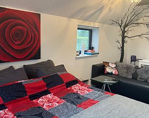 Slaapkamer en zithoek in Huisje in Assen, vakantiehuis in Drenthe met comfortabele inrichting.