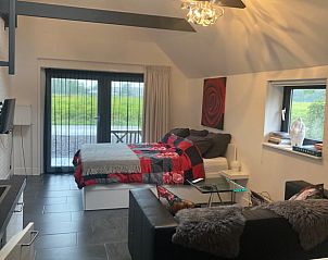 Lichte slaapkamer in Huisje in Assen, vakantiehuis in Noord Drenthe met uitzicht op de tuin.