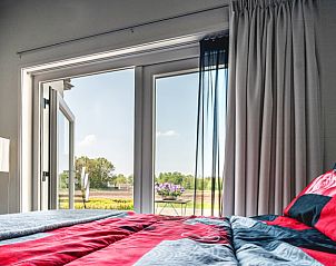 Keuken en entree van Huisje in Assen, vakantiehuis in Drenthe met moderne voorzieningen en uitzicht.