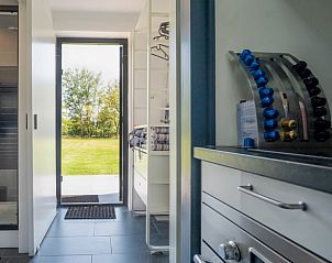 Decoratieve details in Huisje in Assen, vakantiehuis in Noord Drenthe met kunst en boeken.