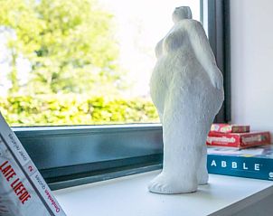 Moderne badkamer in Huisje in Assen, vakantiehuis in Drenthe met douche en stijlvolle inrichting.