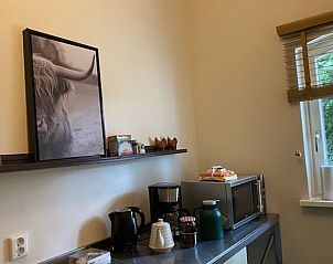 Keukenhoek in Huisje in Tynaarlo, Noord Drenthe, met moderne apparatuur en gezellige decoratie.