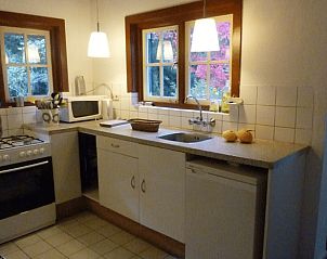 Gezellige keuken in Vakantiehuisje in Tynaarlo, Noord Drenthe, uitgerust met moderne voorzieningen voor een comfortabel verblijf.
