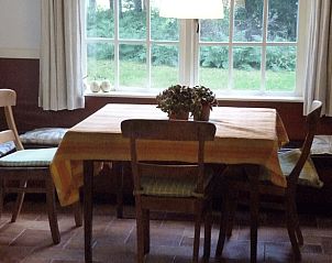 Knusse eetruimte in Vakantiehuisje in Tynaarlo, Noord Drenthe, ideaal voor gezellige maaltijden met uitzicht op de tuin.