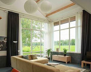 Gezellige binnenruimte van Vakantiehuisje in Tynaarlo met grote ramen in Noord Drenthe, Drenthe.