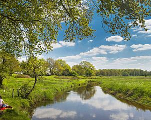 Rustige rivier in de buurt van Vakantiehuisje in Tynaarlo, ideaal voor een picknick in Noord Drenthe, Drenthe.