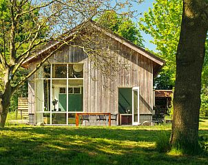 Voorzijde van Vakantiehuisje in Tynaarlo met grote ramen en groene omgeving in Noord Drenthe, Drenthe.