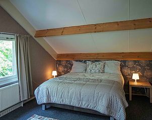 Sfeervolle slaapkamer met houten balken in Vakantiehuisje in Tynaarlo, Noord Drenthe, Drenthe.