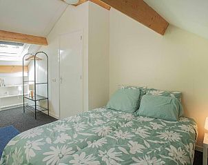 Tweede slaapkamer met dakraam in Vakantiehuisje in Tynaarlo, Noord Drenthe, Drenthe.