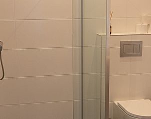 Moderne badkamer in Vakantiehuis in Tynaarlo, voorzien van luxe faciliteiten.