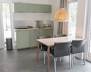 Moderne keuken in Huisje in Tynaarlo, vakantiehuis in Noord Drenthe, met uitzicht op de tuin.