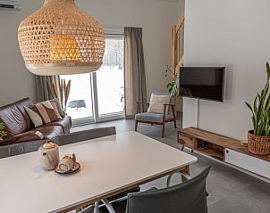 Gezellige woonkamer van Huisje in Tynaarlo, vakantieverblijf in Drenthe, met comfortabele zithoek.