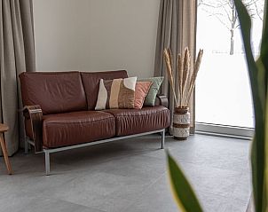 Stijlvolle zithoek in Huisje in Tynaarlo, vakantiehuis in Noord Drenthe, met veel natuurlijk licht.