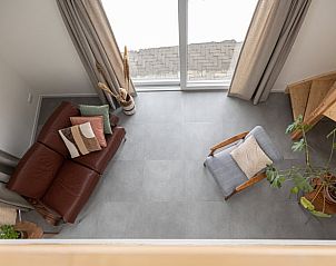 Bovenaanzicht van de woonkamer in Huisje in Tynaarlo, vakantieverblijf in Drenthe met moderne inrichting.