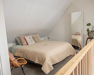 Ruime slaapkamer in Huisje in Tynaarlo, vakantieverblijf in Noord Drenthe, met comfortabele bedden.