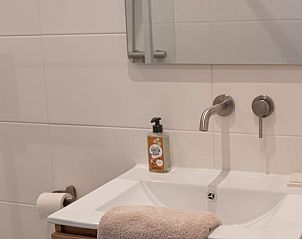 Stijlvolle wastafel in Huisje in Tynaarlo, vakantieverblijf in Noord Drenthe, met moderne voorzieningen.