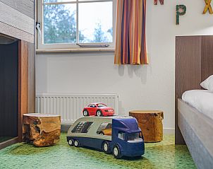 Moderne keuken met lange eettafel in Het Land van Bartje, 8-persoons vakantiehuis in Ees, Drenthe.