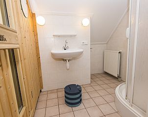 Ruime keuken met terrasuitzicht in Het Land van Bartje, 8-persoons kinderboerderij in Ees, Drenthe.