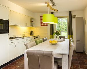 Gedekte eettafel in keuken van Het Land van Bartje, 8-persoons vakantiehuis in Ees, Noord Drenthe.