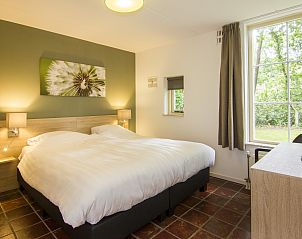 Strakke witte keuken in Het Land van Bartje, 8-persoons kinderboerderij in Ees, Drenthe.