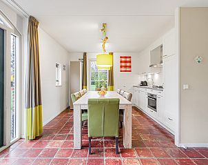 Slaapkamer met tweepersoonsbed in Het Land van Bartje, 8-persoons vakantiehuis in Ees, Noord Drenthe.