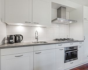 Sfeervolle slaapkamer met uitzicht op tuin in Het Land van Bartje, 8-persoons kinderboerderij in Ees, Drenthe.