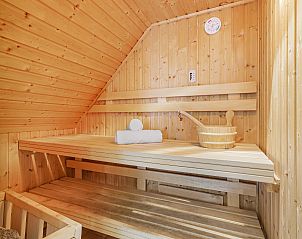 Lichte slaapkamer met tweepersoonsbed in Het Land van Bartje, 8-persoons vakantiehuis in Ees, Noord Drenthe.