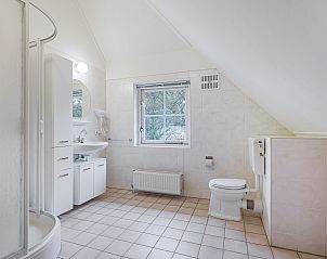 Gezellige slaapkamer met houten vloer in Het Land van Bartje, 8-persoons kinderboerderij in Ees, Drenthe.